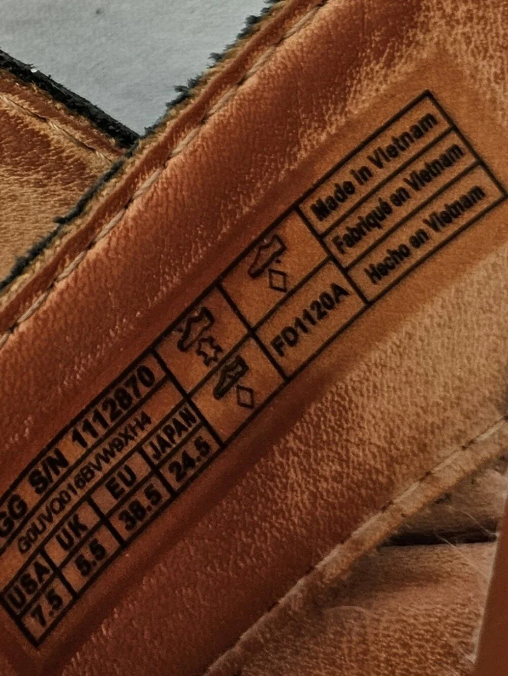 UGG Tuolumme Tan Footbed with Black Strap Leather Thong Sandals Size 7.5